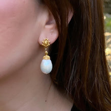 Load image into Gallery viewer, Gold and Kasumi Pearl Earrings
