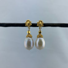 Load image into Gallery viewer, Gold and Kasumi Pearl Earrings
