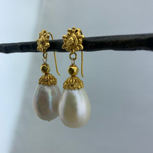 Load image into Gallery viewer, Gold and Kasumi Pearl Earrings

