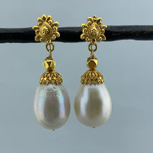 Load image into Gallery viewer, Gold and Kasumi Pearl Earrings
